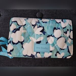 Preowned Vera Bradley RFID wristlet‎